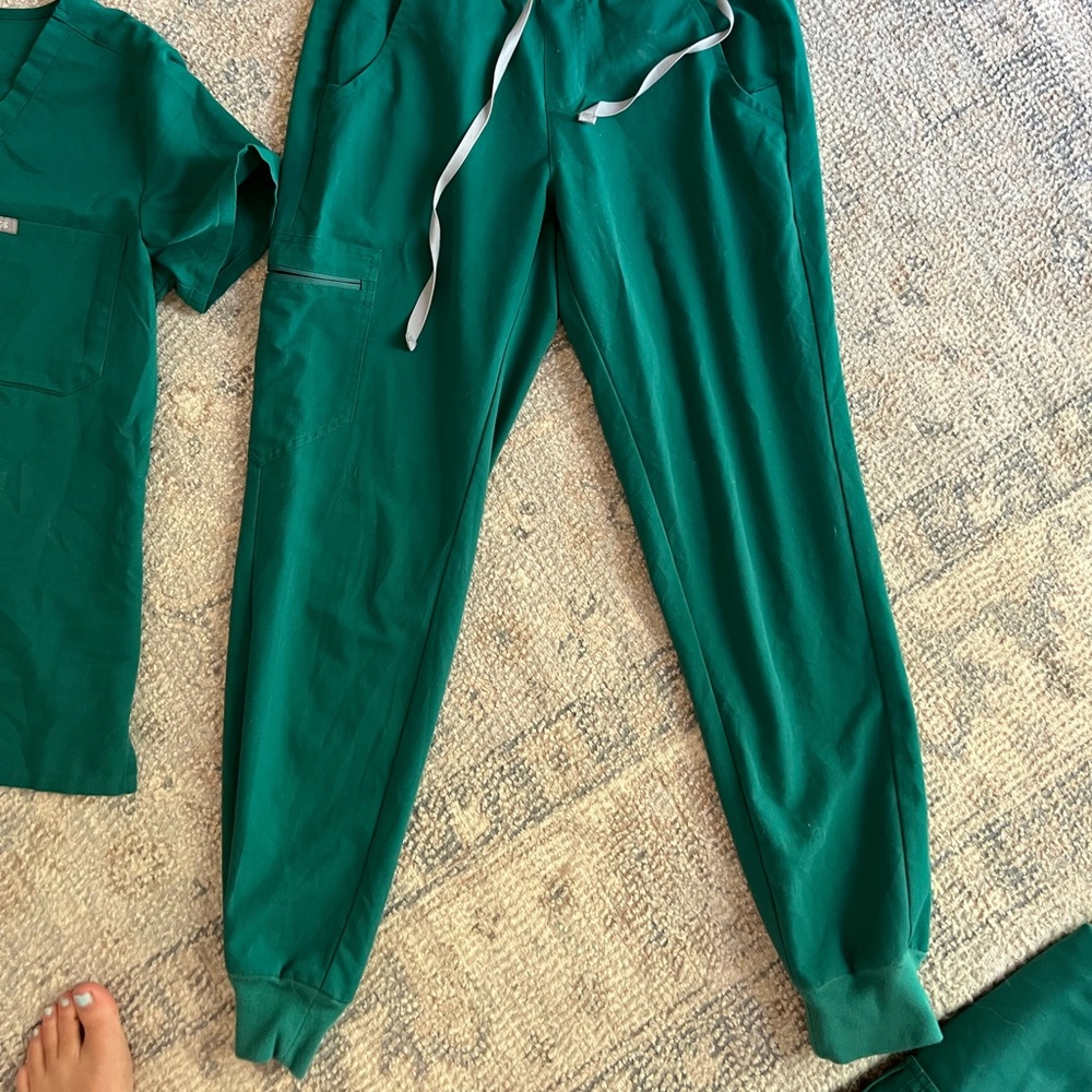 Figs scrub set. Hunter green S Jogger pant. XS hunter green top.